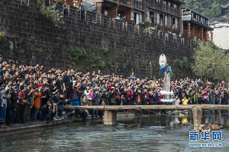 Vestuário da etnia Miao em exibição no festival cultural em Hunan