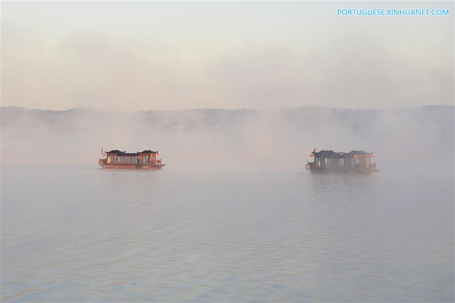 Lago Tianquan envolto pela névoa em Jiangsu