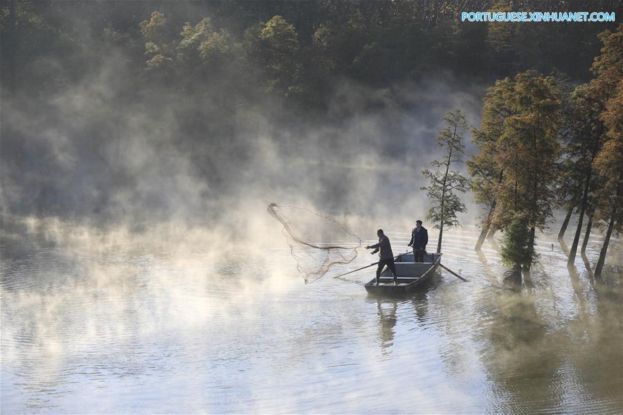 Lago Tianquan envolto pela névoa em Jiangsu