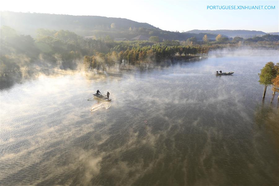 Lago Tianquan envolto pela névoa em Jiangsu