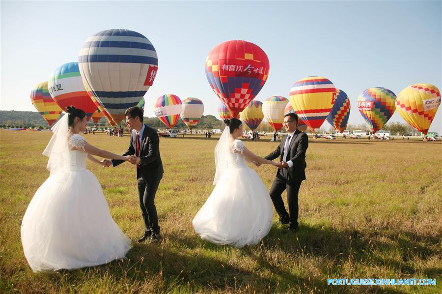 Cerimômia de casamento conjunta é realizada em balões de ar quente em Nanjing