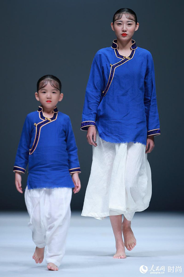 Trajes tradicionais para crianças em destaque na Semana da Moda Internacional da China
