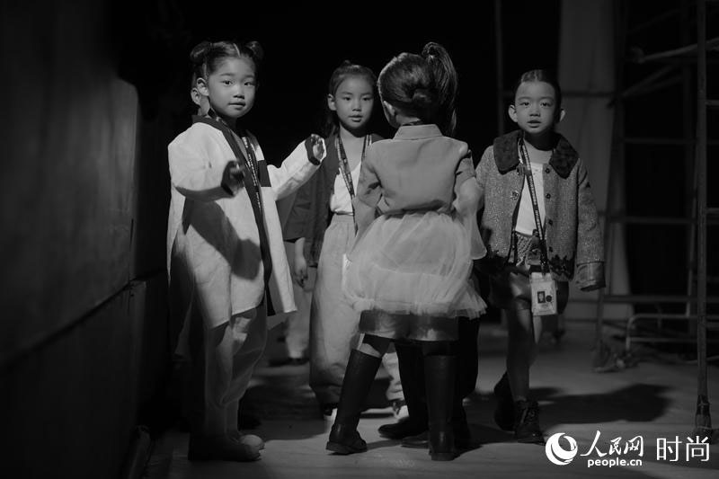Trajes tradicionais para crianças em destaque na Semana da Moda Internacional da China