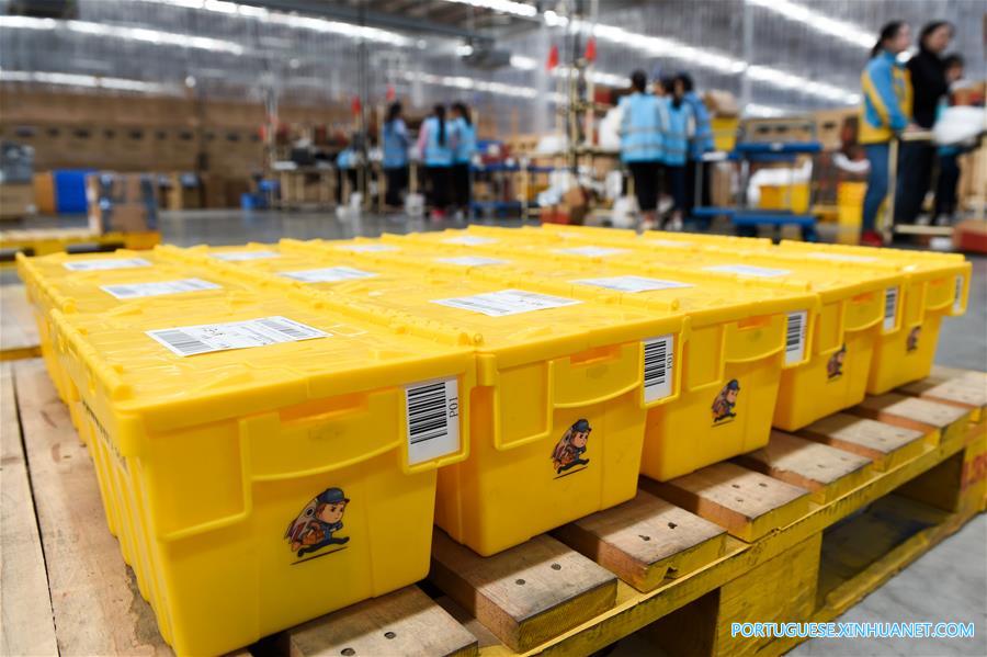 Caixas de entrega recicláveis na base logística da Suning