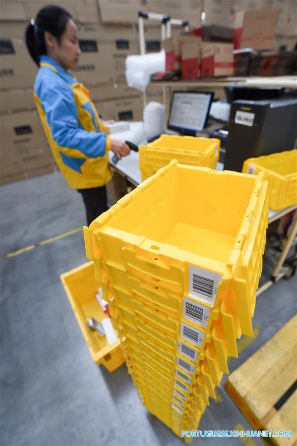 Caixas de entrega recicláveis na base logística da Suning