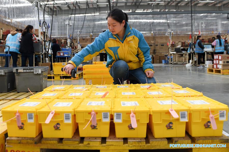 Caixas de entrega recicláveis na base logística da Suning