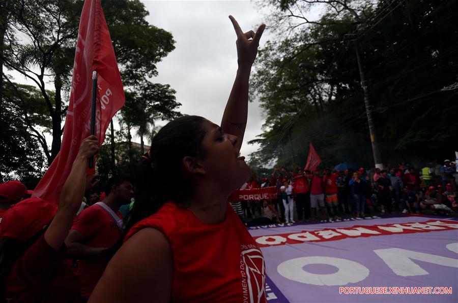 Membros do MTST participam de protesto em São Paulo