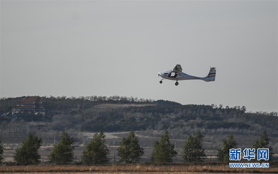 China: Avião elétrico de fabrico doméstico faz voo inaugural