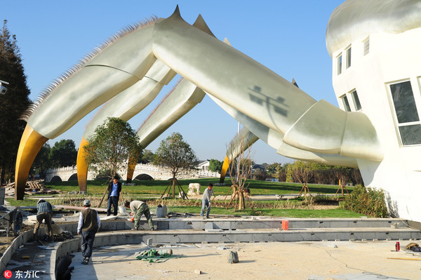 Construção de edifício em forma de caranguejo prossegue em Jiangsu