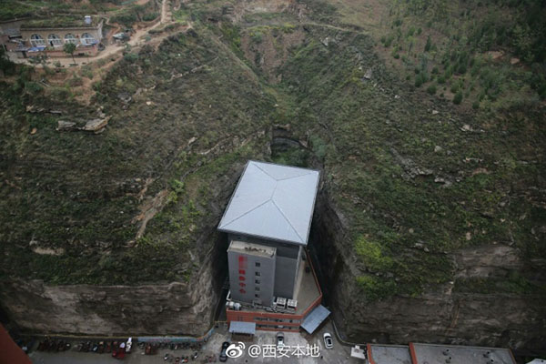 Hotel construído em fenda montanhosa atrai atenção pública