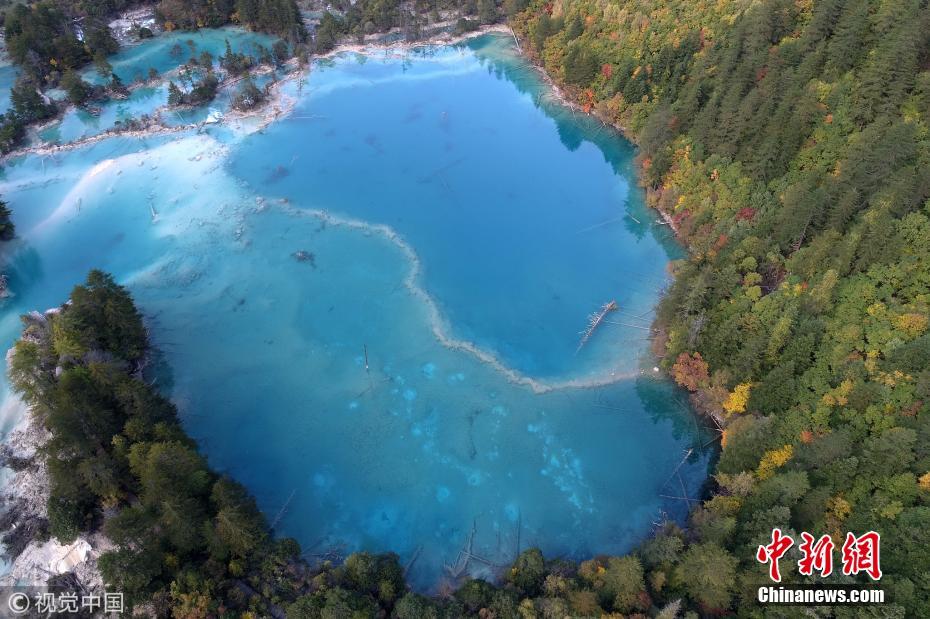 Galeria: Após terremoto, paisagem outonal devolve beleza característica a Jiuzhaigou