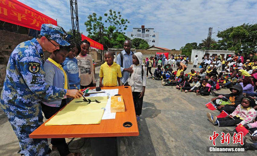 Navio-hospital chinês “Arco da Paz” oferece tratamento médico a crianças deficientes em Moçambique