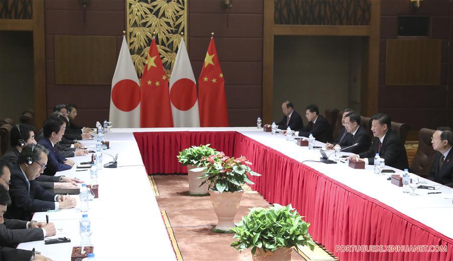 Xi pede a Abe que tome mais ações práticas para melhorar laços China-Japão