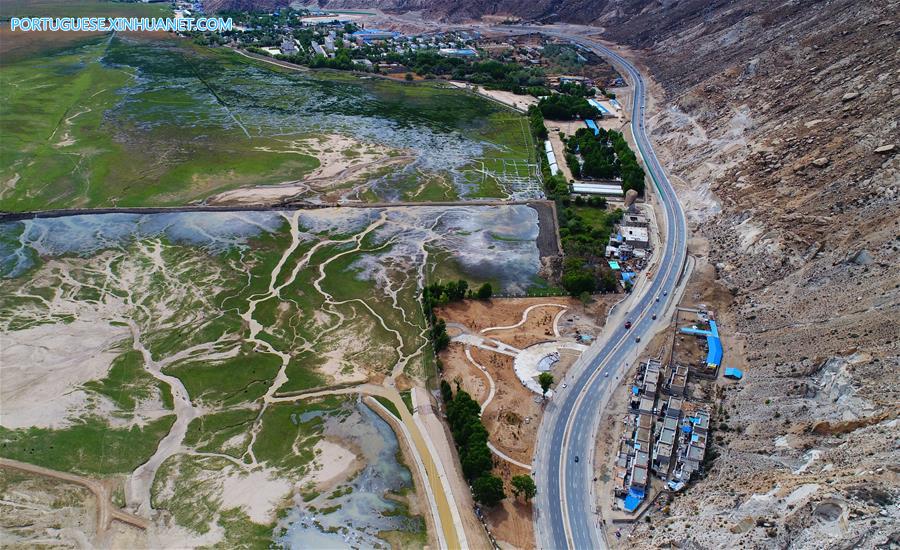 As estradas melhoram o transporte no Tibete, sudoeste da China