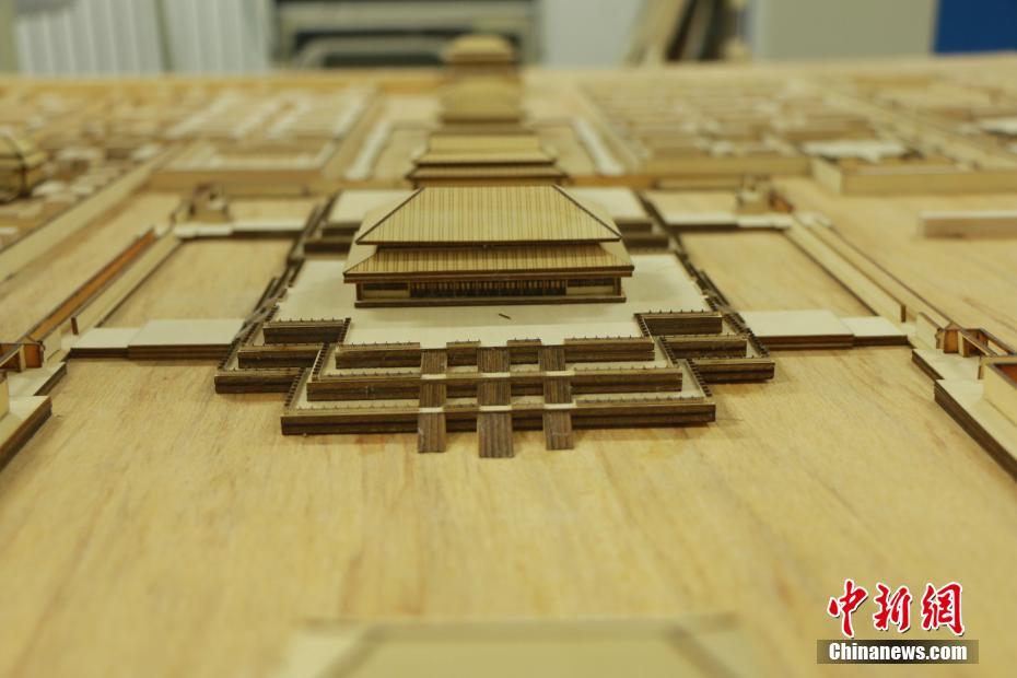 Universitários chineses constroem miniatura da Cidade Proibida em madeira