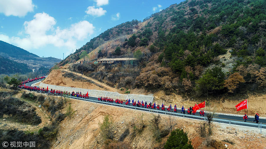 Galeria: Centenas de estudantes juntam-se para caminhada em Shanxi