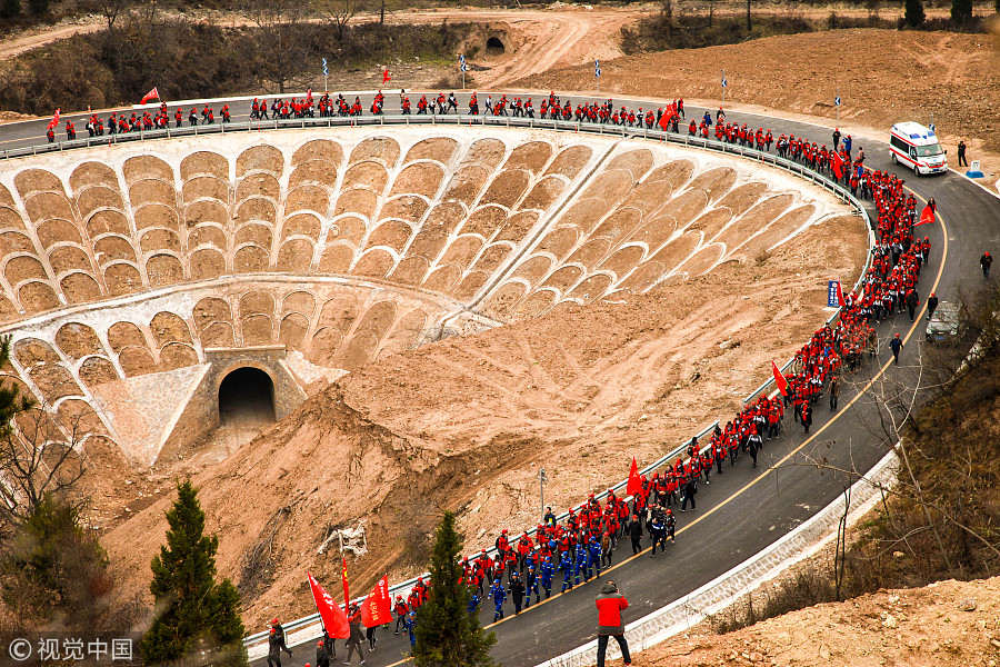 Galeria: Centenas de estudantes juntam-se para caminhada em Shanxi