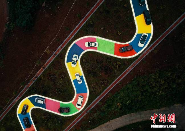 Chongqing: Rua colorida aberta à circulação