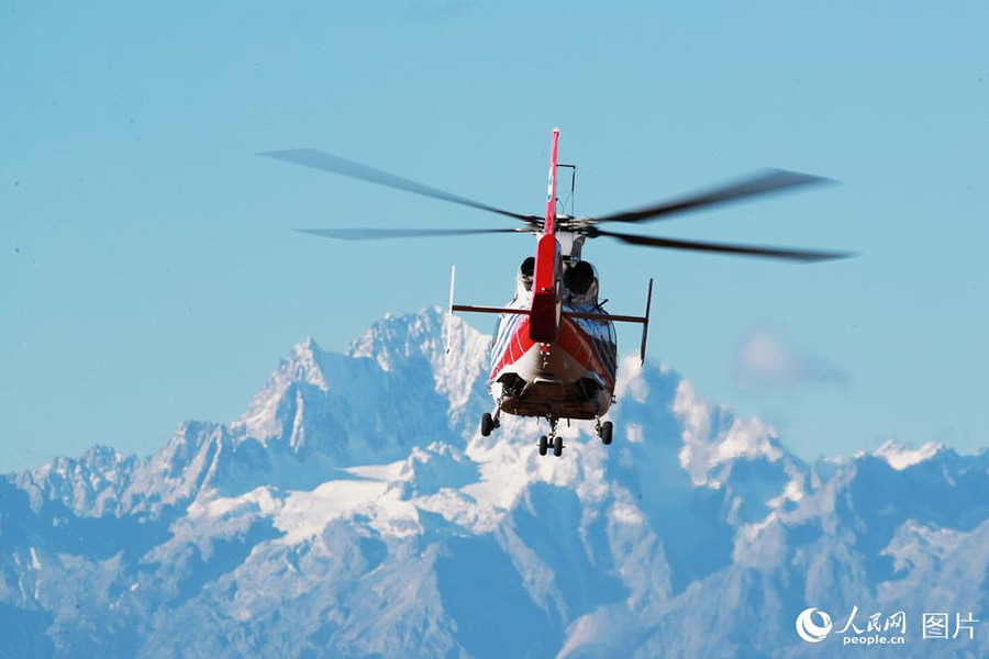 Helicóptero chinês AC312E realiza voo experimental