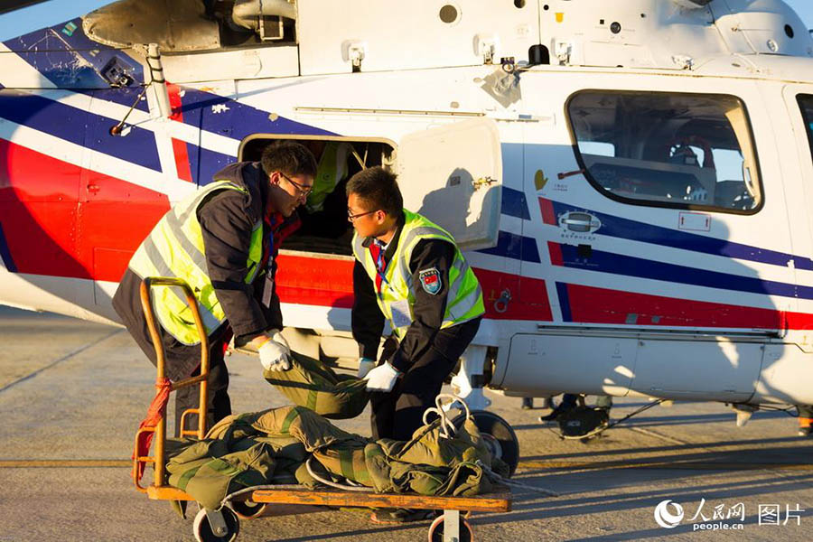 Helicóptero chinês AC312E realiza voo experimental