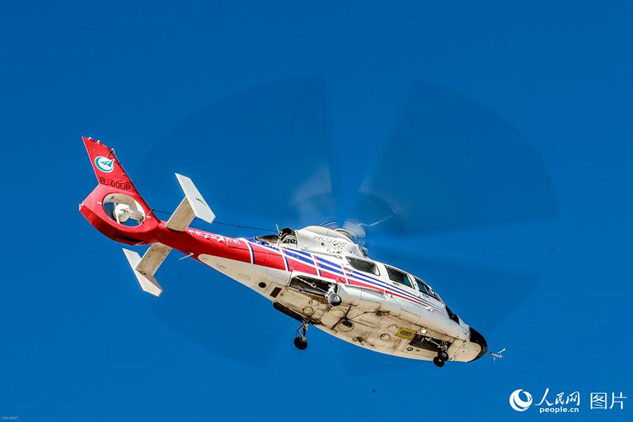 Helicóptero chinês AC312E realiza voo experimental