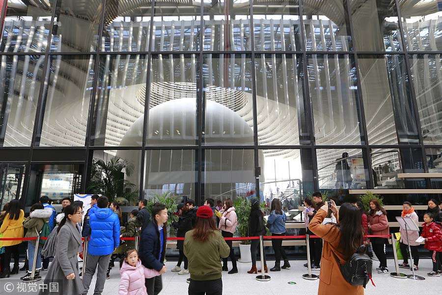 Biblioteca futurista atrai leitores e visitantes