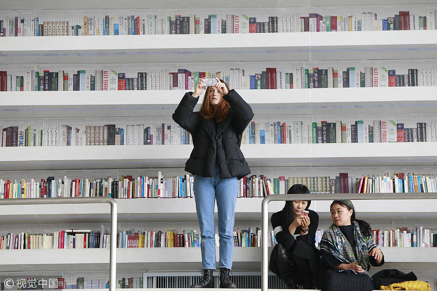 Biblioteca futurista atrai leitores e visitantes