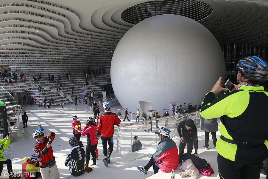 Biblioteca futurista atrai leitores e visitantes