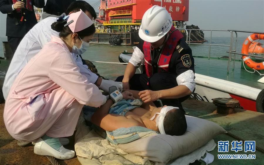 Sete resgatados e cinco presos depois de navio afundar no sul da China