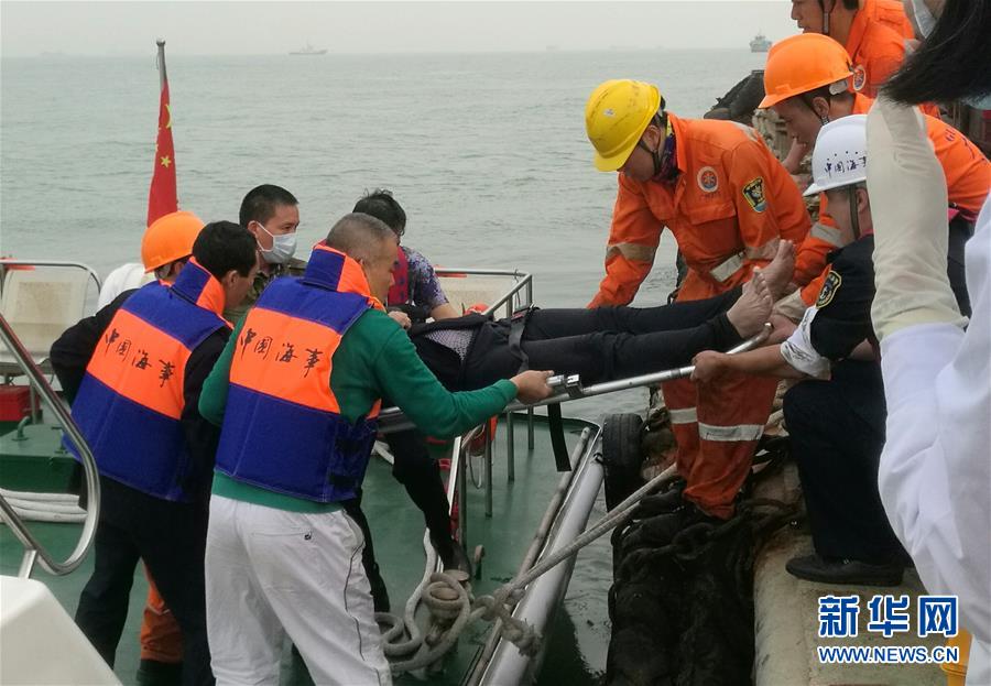 Sete resgatados e cinco presos depois de navio afundar no sul da China