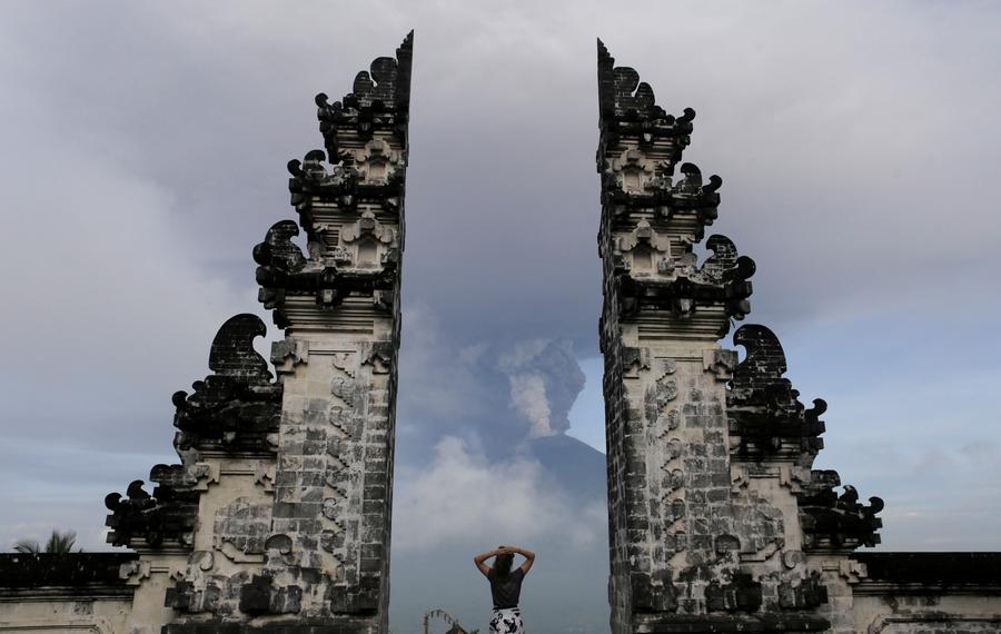 Erupção vulcânica obriga Indonésia a prolongar encerramento do aeroporto de Bali 