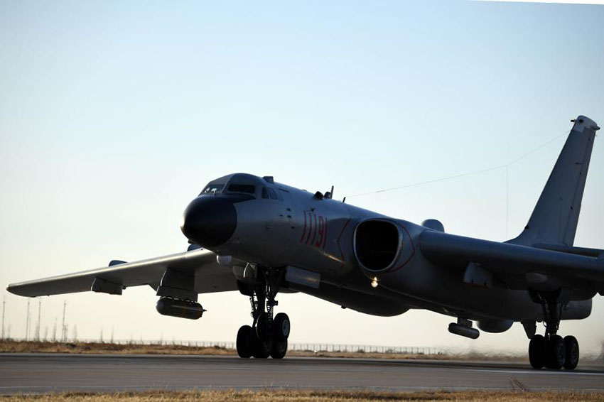 Força Aérea do ELP realiza exercícios no deserto