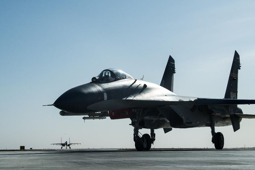 Força Aérea do ELP realiza exercícios no deserto
