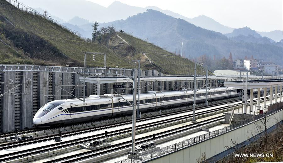 Primeiro caminho-de-ferro ao longo do interior das montanhas Qingling entra em fase de testes