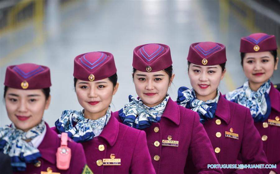 Membros da tripulação dos trens-bala da ferrovia Xi'an-Chengdu posam para fotos