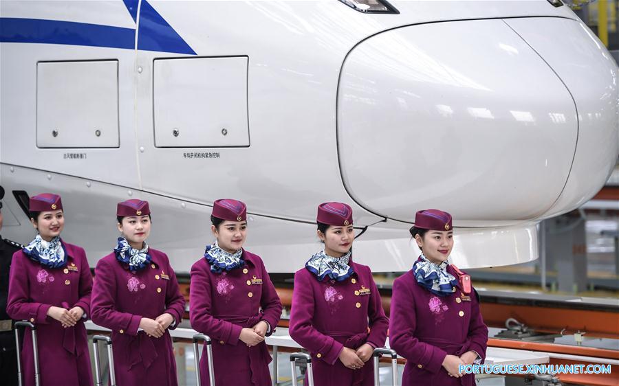 Membros da tripulação dos trens-bala da ferrovia Xi'an-Chengdu posam para fotos