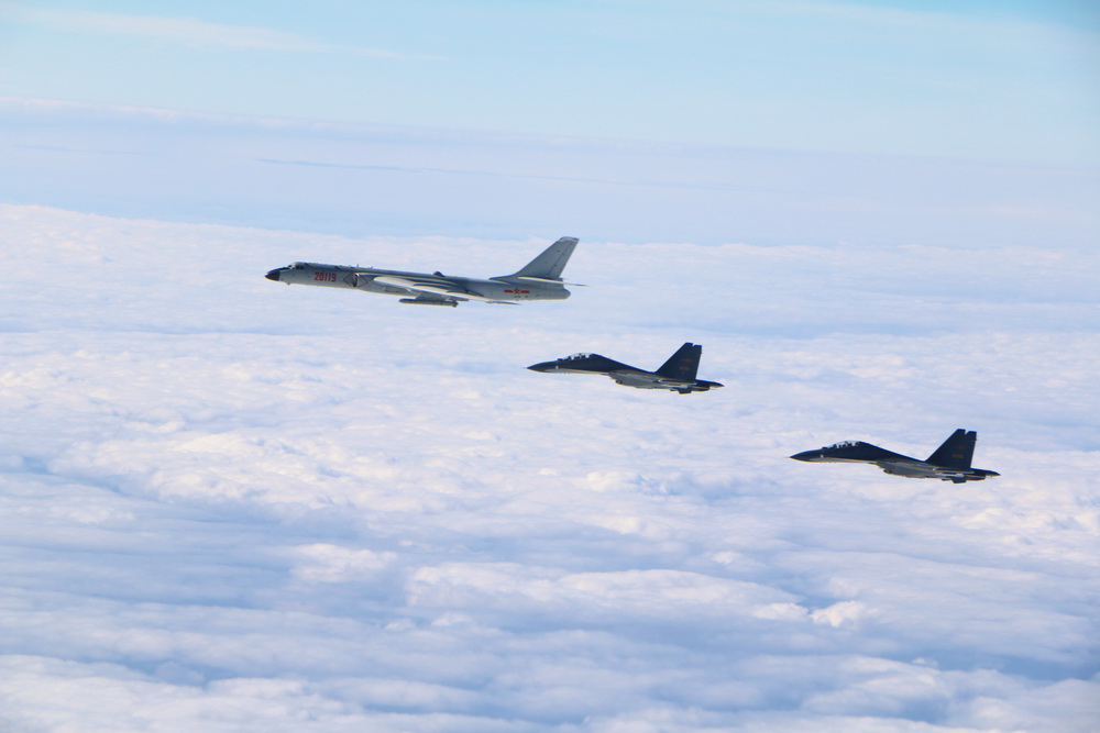 Força Aérea da China realiza exercício em alto-mar