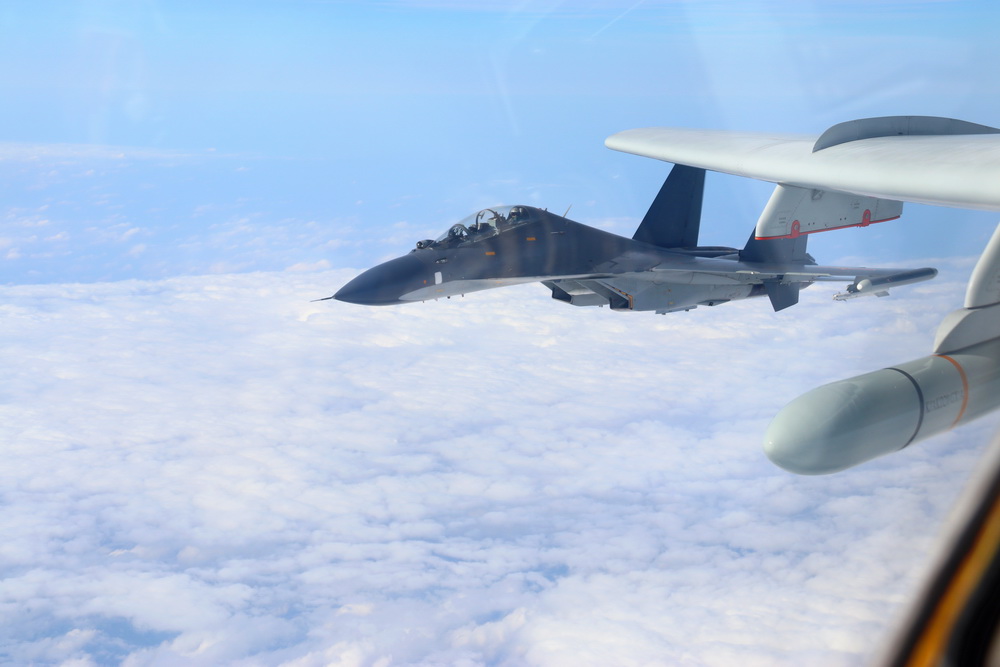 Força Aérea da China realiza exercício em alto-mar