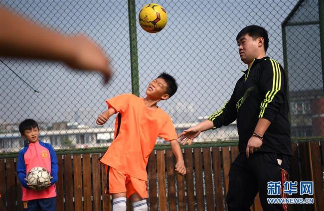 Minicampo de futebol no topo de edifício se torna viral nas redes sociais