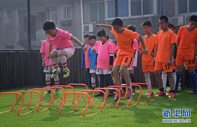 Minicampo de futebol no topo de edifício se torna viral nas redes sociais