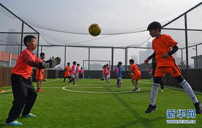 Minicampo de futebol no topo de edifício se torna viral nas redes sociais