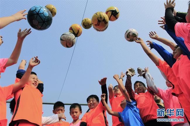 Minicampo de futebol no topo de edifício se torna viral nas redes sociais