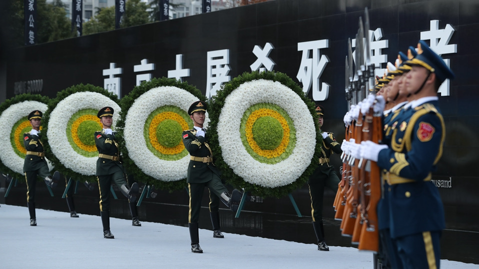 Cerimônia em homenagem aos mártires do Massacre realizada em Nanjing