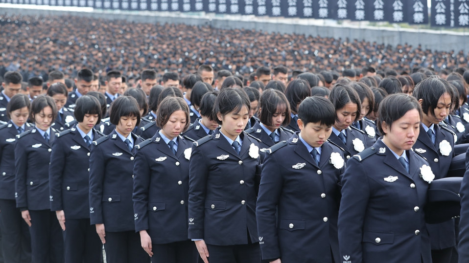 Cerimônia em homenagem aos mártires do Massacre realizada em Nanjing