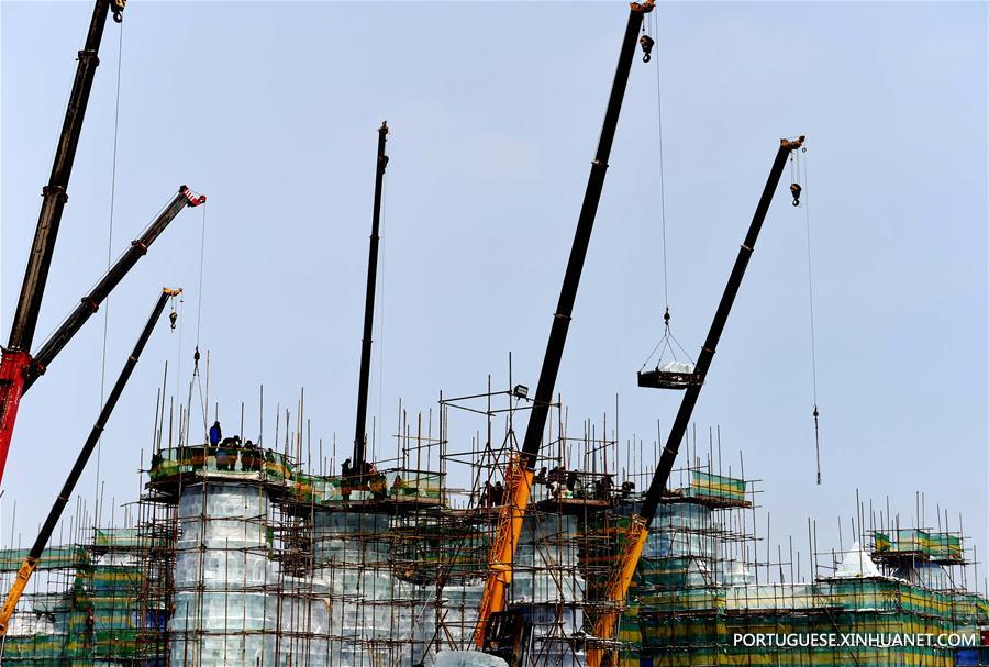 Construção do parque Mundo de Gelo e Neve em Harbin