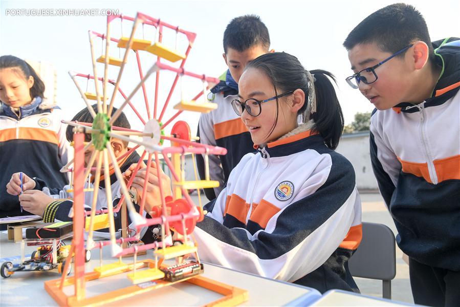 Alunos testam dispositivos feitos por colegas em escola secundária de Hefei