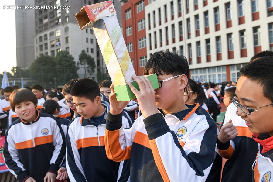 Alunos testam dispositivos feitos por colegas em escola secundária de Hefei