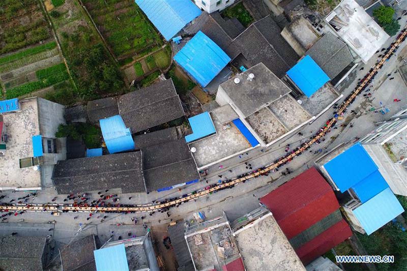 Cerca de 1.000 turistas experimentam hotpot “Niubie” em Guizhou