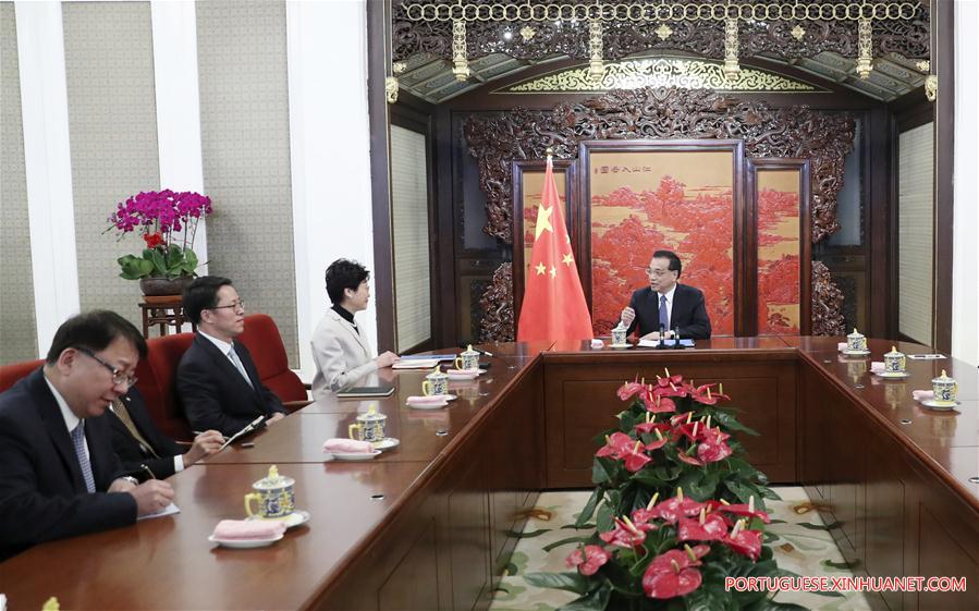 Premiê chinês reúne-se com chefes de Hong Kong e Macau