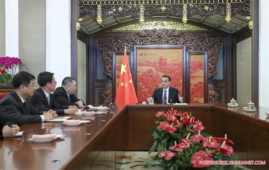 Premiê chinês reúne-se com chefes de Hong Kong e Macau